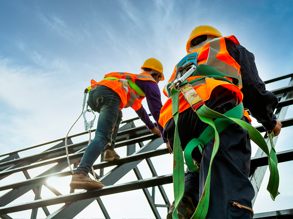 Hombres trabajando en la altura